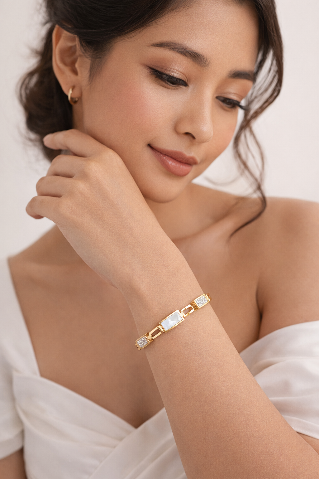Elegant Gold Plated Geometric Bracelet for Women thumbnail