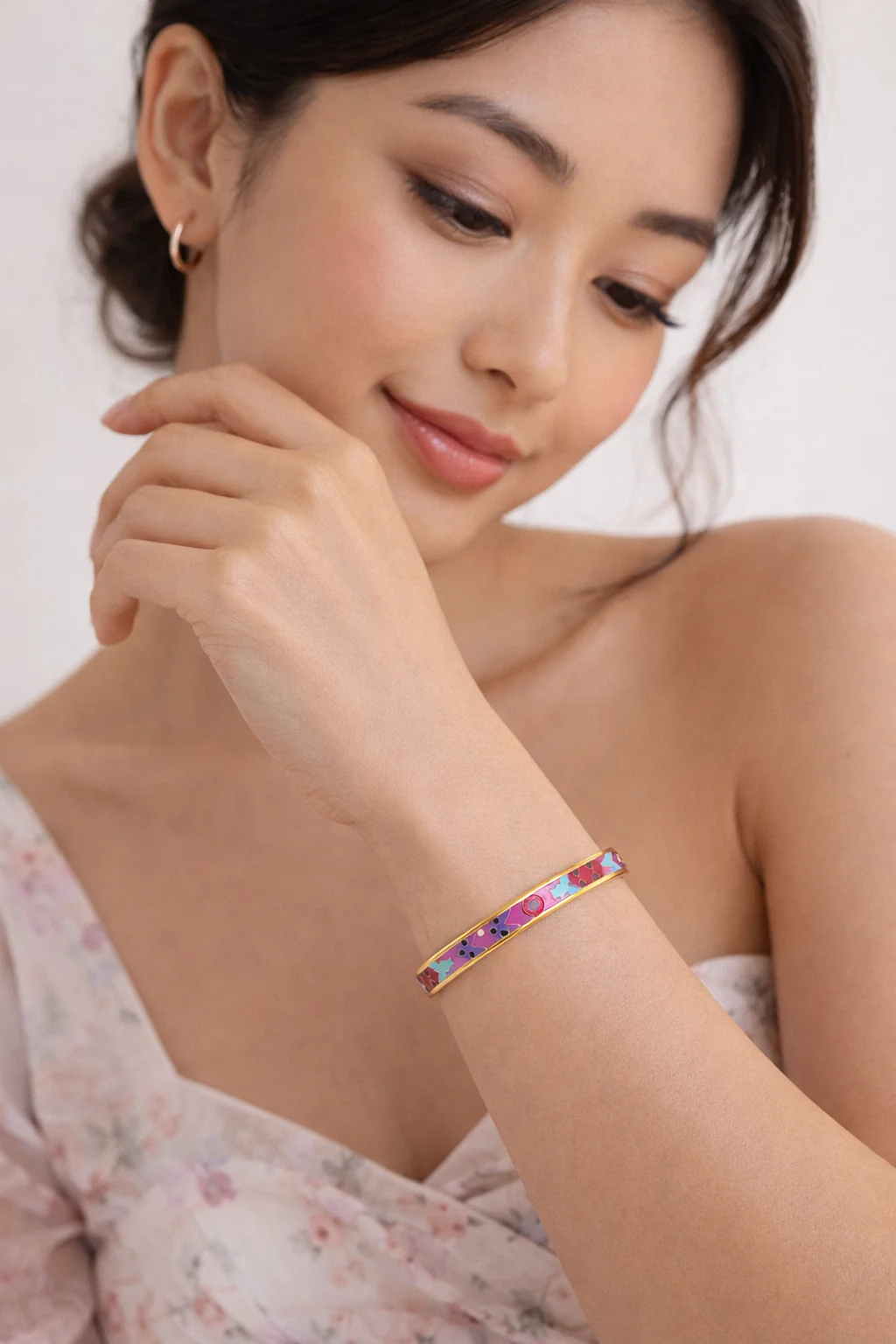 Royal Textured Gold-Tone Bangle Bracelet – Classic Heritage Design thumbnail